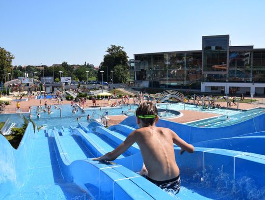 Baseny zewnętrzne w aquaparku z podgrzewaną wodą