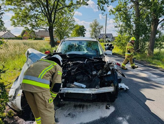 Bez dokumentów i bez wyobraźni. 76-latek wjechał koparką w BMW