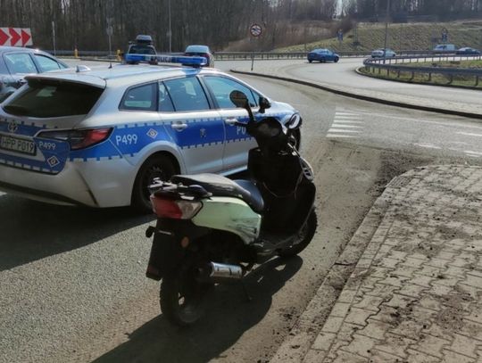 Bez koszulek na motorowerze. Tak nastolatkowie uciekali przed policją