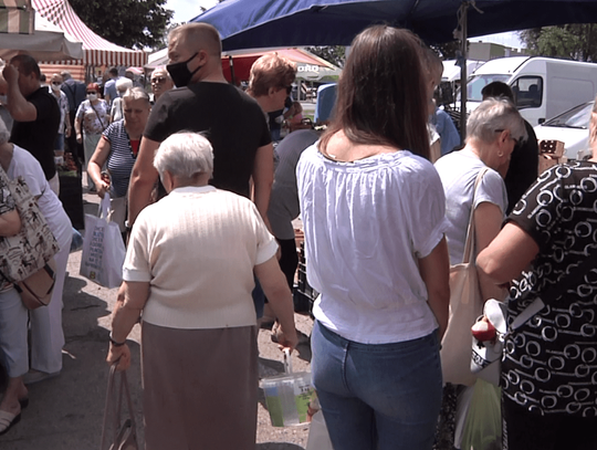 Bez maseczek i społecznego dystansu. Zapominamy o zagrożeniu koronawirusem? WIDEO