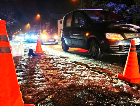 Bez odblasków przechodziła przez drogę. Z obrażeniami trafiła do szpitala