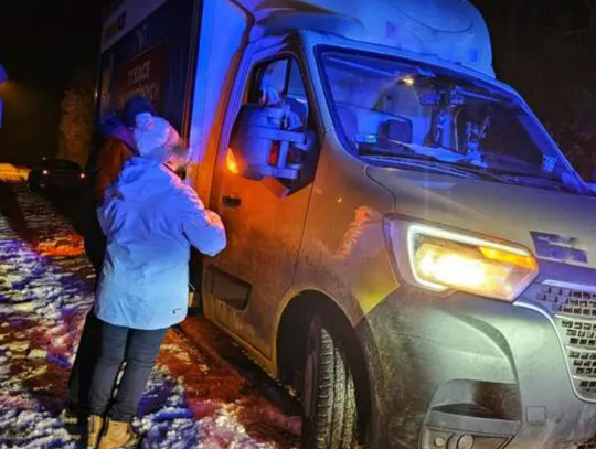 Bez odblasków wtargnęła na jezdnię. Dostawczak potrącił 13-letnią dziewczynkę