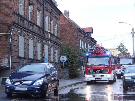 Bezdomni uwięzieni w pustostanie. Interweniowała straż pożarna ZDJĘCIA