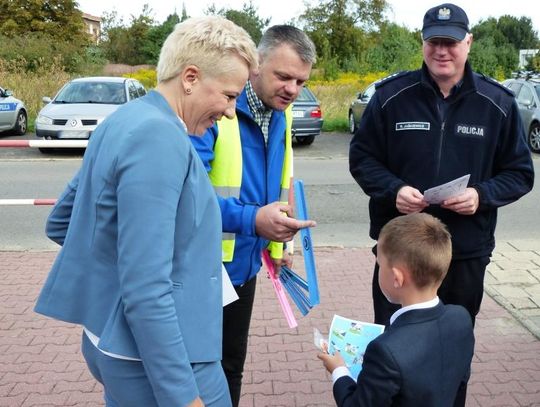 Bezpiecznie do szkoły. Ulotki i odblaski dla uczniów kaliskich szkół ZDJĘCIA