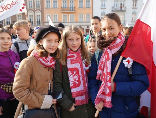 Biało – czerwony Główny Rynek. Tak kaliszanie świętują Odzyskanie Niepodległości ZDJĘCIA