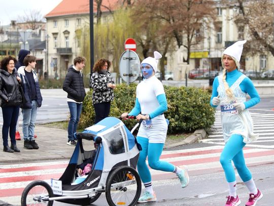 Biegamy, nie śpimy! Smerfna piątka za nami ZDJĘCIA