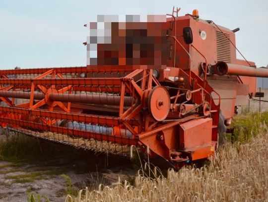 Bizonem nie zmieścił się w drodze.  Kombajnista zasnął