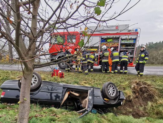 BMW dachowało na drodze, trzy osoby poszkodowane ZDJĘCIA