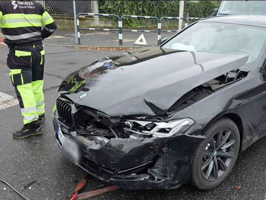 BMW oberwało na skrzyżowaniu. Polo wjechało prosto w nią ZDJĘCIA BMW oberwało na skrzyżowaniu. Polo wjechało prosto w nią ZDJĘCIA
