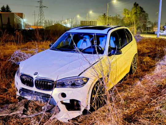 BMW przeleciało przez rondo i staranowało ogrodzenie. Policja szuka kierowcy