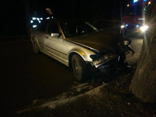 BMW rozbiło się przed komisariatem policji ZDJĘCIA