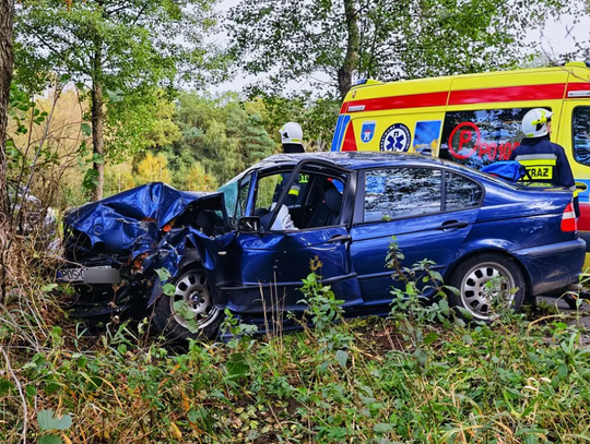 BMW roztrzaskało się na drzewie. Wśród poszkodowanych dziecko