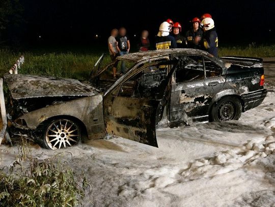 BMW spłonęło na drodze ZDJĘCIA