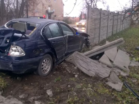 Bmw staranowało betonowe ogrodzenie ZDJĘCIA