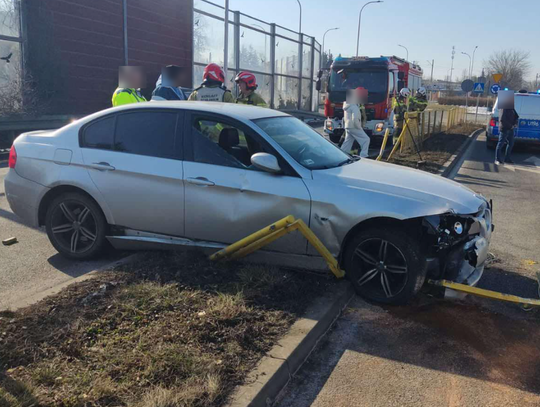 BMW w barierkach. Młoda kobieta wpadła w poślizg