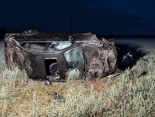 BMW "wylądowało" w polu. W środku piątka młodych ludzi ZDJĘCIA