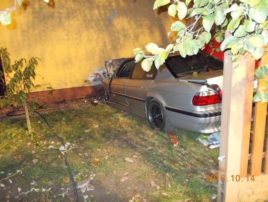 BMW wypadło z drogi i uderzyło w dom. Kierowca zginął na miejscu