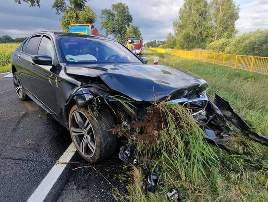 BMW z trójką pasażerów w rowie. Wszyscy byli pijani