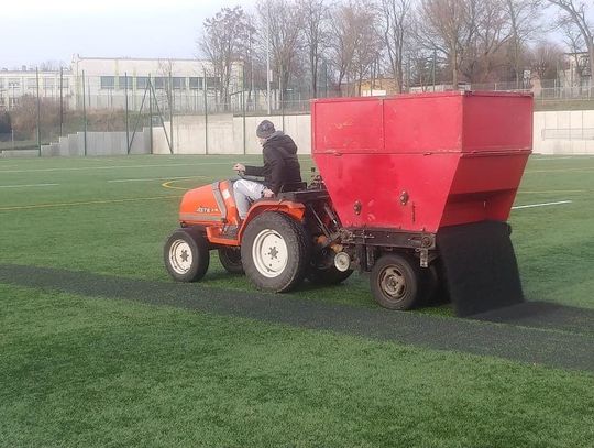 Boiska z zadbaną nawierzchnią. OSRiR zakupił nowy sprzęt do pielęgnacji infrastruktury sportowej ZDJĘCIA