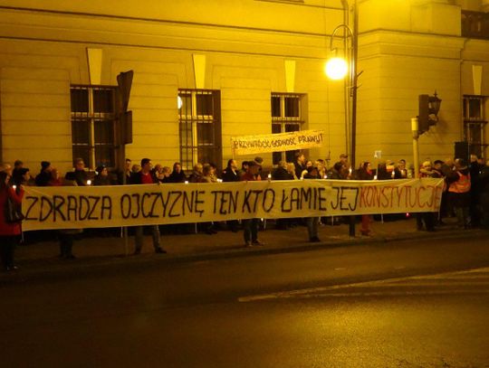 „Boję się, co oni znowu wymyślili?” Kolejny protest w obronie demokracji ZDJĘCIA