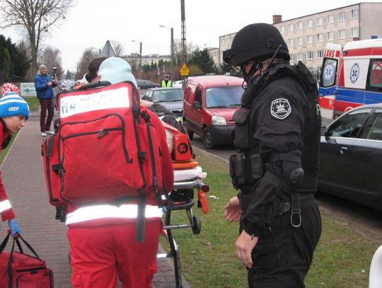 Bomba w szkole i ewakuacja uczniów ZDJĘCIA