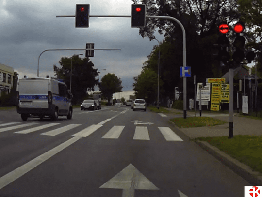 Brawurowa ucieczka i porzucone auto. Właściciel srebrnego BMW poszukiwany WIDEO