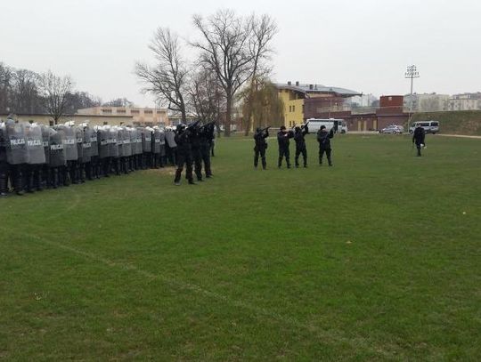 Broń, tarcze, kaski - na wypadek „zadymy” ZDJĘCIA