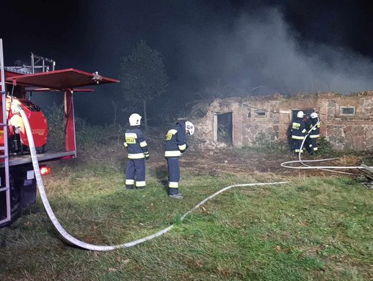 Budynek gospodarczy stanął w ogniu. Akcja gaśnicza w gminie Blizanów