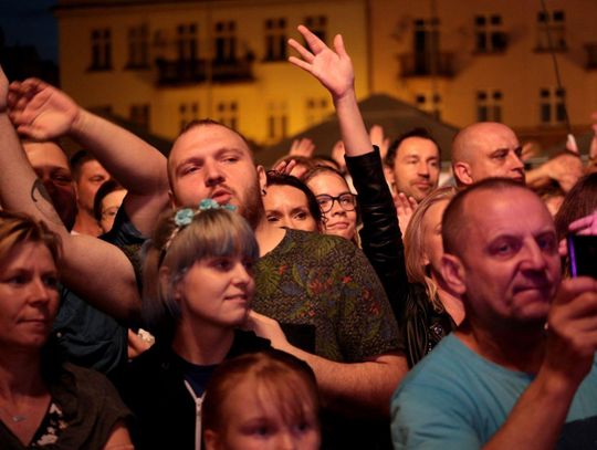 Burza, deszcz, pioruny i charyzmatyczna Kayah na scenie ZDJĘCIA