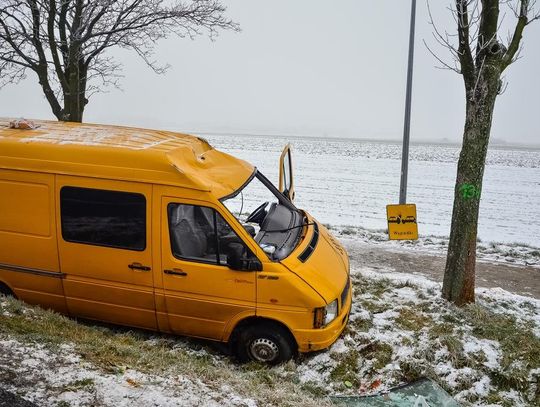 Bus dachował na krajówce ZDJĘCIA