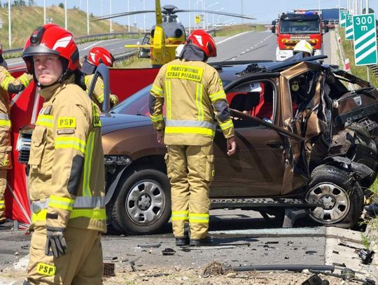 Bus uderzył w auto stojące na pasie awaryjnym. Nie żyje mężczyzna