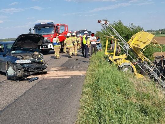 Bus dachował, opel roztrzaskany. Zderzenie w Popówku ZDJĘCIA