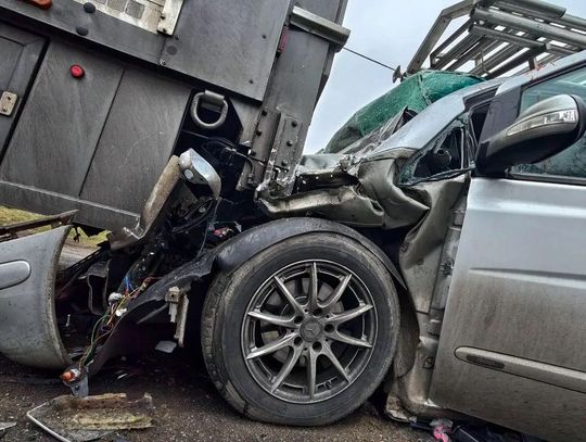 Bus wjechał w naczepę TIRa. Zablokowana krajówka!