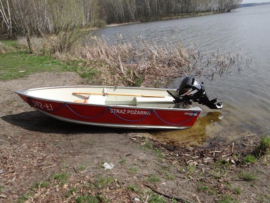 Buty, spódnica i bluzka zostawione na tamie przy zalewie. Trwają poszukiwania kobiety