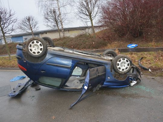 Był pijany, stracił panowanie i dachował. 32-latek w szpitalu