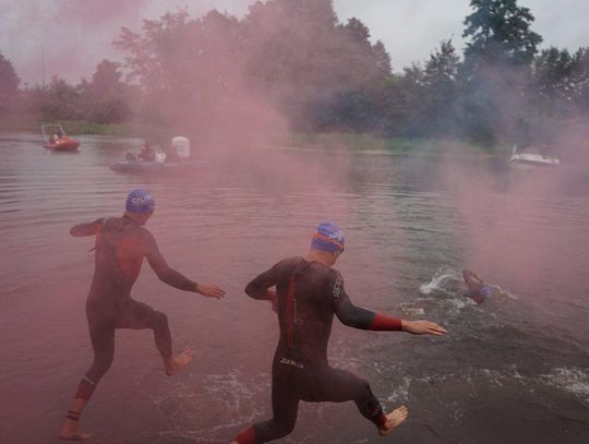 Calisia Triathlon 2020. Kilkuset zawodników w deszczu i w pocie czoła ZDJĘCIA