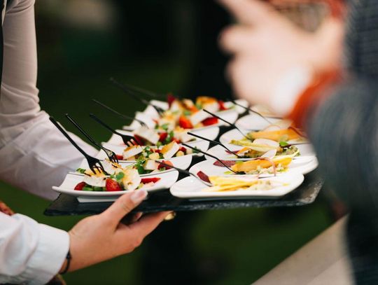 Catering na imprezę — jak ograniczyć stres związany z przygotowaniami i cieszyć się każdą chwilą?