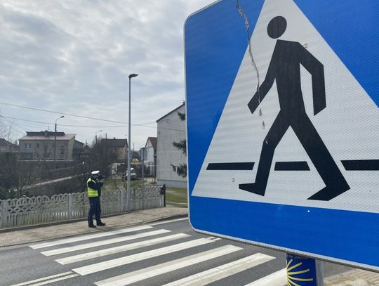 Chciał przepuścić pieszego. Wjechało w niego inne auto, a pieszy się przewrócił