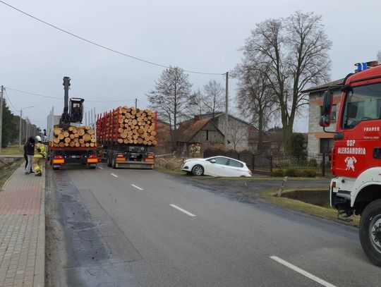 Chciała skręcić w lewo i wymusiła pierwszeństwo. Zderzenie osobówki z ciężarówką