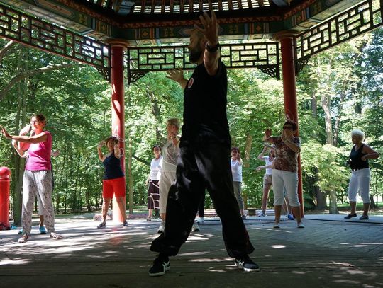 Chińskie ćwiczenia kluczem do zdrowia i szczęścia? Tai Chi i Qi Gong dla seniorów w Parku Miejskim WIDEO