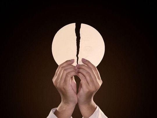 Chorzy na celiakię w Kościele. Czy mogą przyjmować komunię?