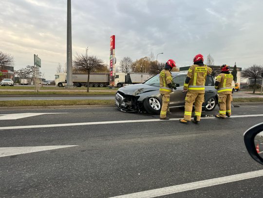 Chwila nieuwagi? ,,Skasował'' sygnalizację i znak