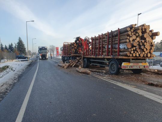 Chwila przed tragedią. Bale spadły z ciężarówki na nadjeżdżającą osobówkę