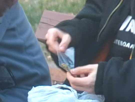 Chwila „relaksu” z marihuaną. Nastolatkowie ujęci na kaliskim skwerze