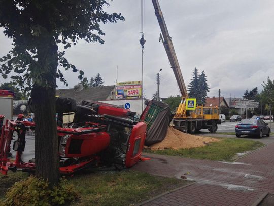 Ciągnik z trocinami przewrócił się na drodze ZDJĘCIA