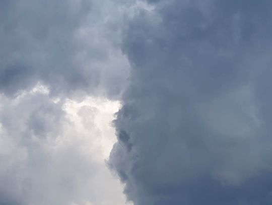 Ciemne chmury nad Kaliszem. A koło Cekowa.... WIDEO