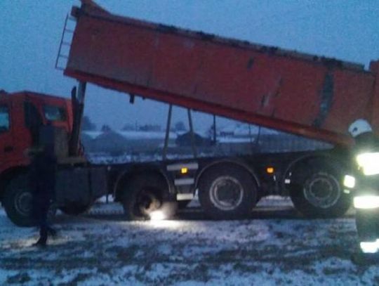 Ciężarówka pod napięciem 15 tys. woltów. Porażony kierowca trafił do szpitala