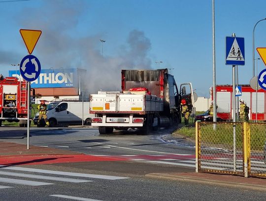 Ciężarówka stanęła w ogniu na rondzie NSZZ Solidarność