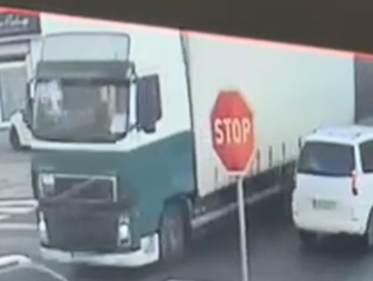 Ciężarówką uszkodził dwa auta. Szuka go policja