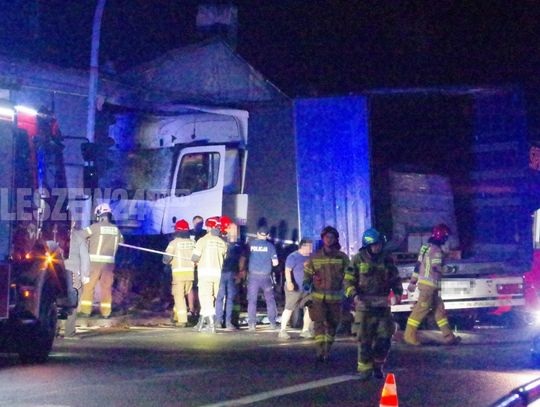 Ciężarówką w przydrożny bar.  Nocny, śmiertelny wypadek
